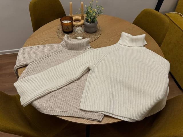 Два свитера размер М