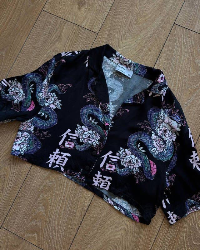 Топ белый, Штаны бежевые, Джинсовый комбинезон, Худи, Рубашка, Блуза, Розовый топ, Укороченная рубашка, Серый кардиган, Серый пиджак 8