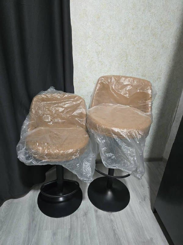 Два новых бежевых кресла