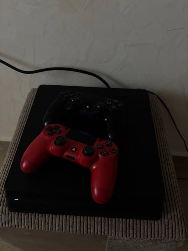 PS4 с играми Last of Us ремейк и Симс 4