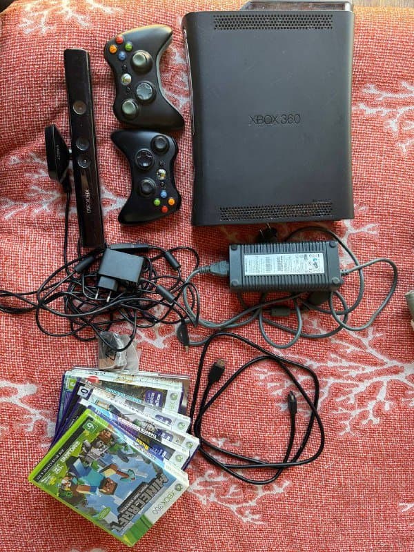 Xbox 360, 2 геймпада, Kinect, 7 игр