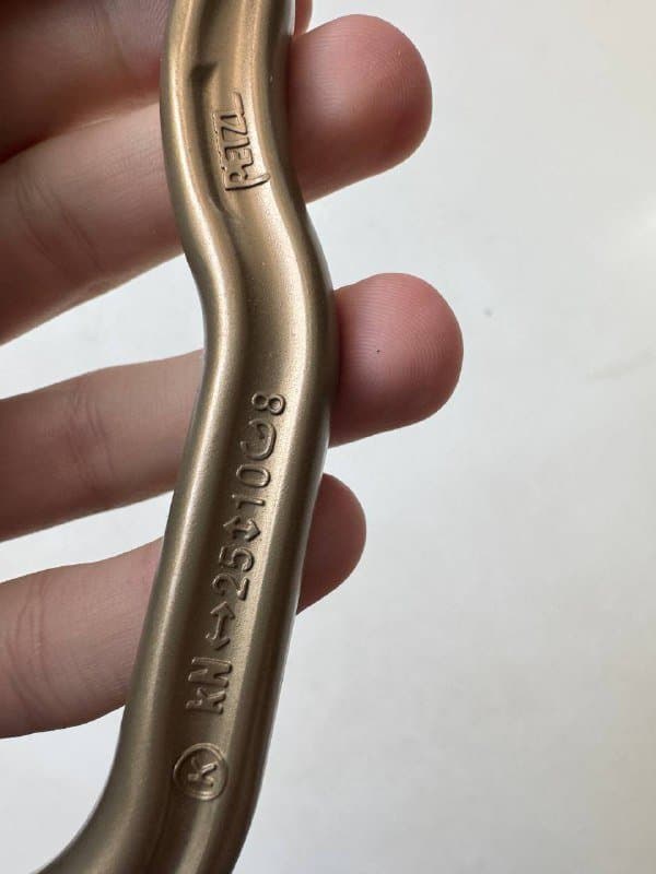 Карабин Petzl оригинальный 4