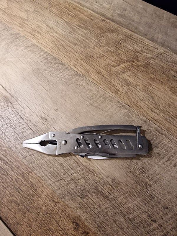 Металлический мультитул с набором инструментов 2