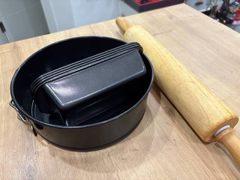 Стаканы, блендер Braun, соковыжималка Miui, терка, штопор, глечик, турка, скалка, формы для выпечки, степпер, книга Гарри Поттер 5