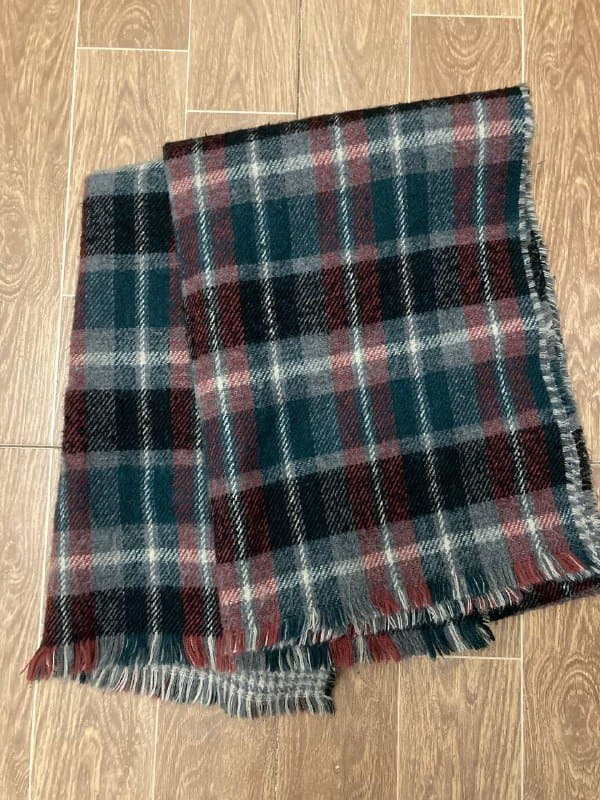 гантели 3 кг, двухсторонние шарфы, флисовая шляпа, массажер для шеи, учебники по английскому 2