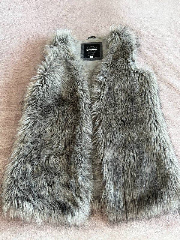 Платья, меховая жилетка, полусапожки, книги 4