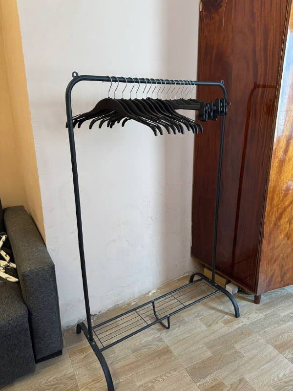 Рейл для одежды с 20 вешалками, встроенная полка для обуви