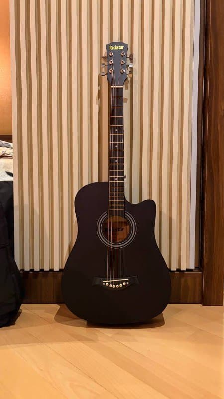 Классическая гитара с аксессуарами