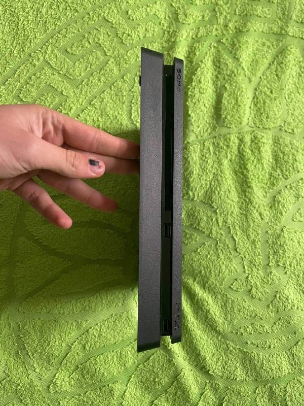 PlayStation 4 slim с проводами и играми 8