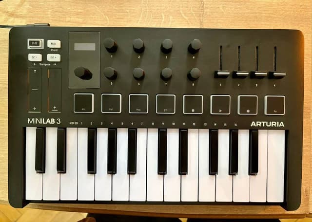 Миди контроллер Arturia Minilab 3, Мониторы ADAM-Audio T5V