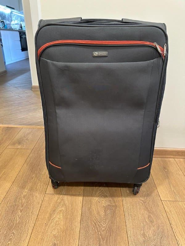 Большой вместительный чемодан