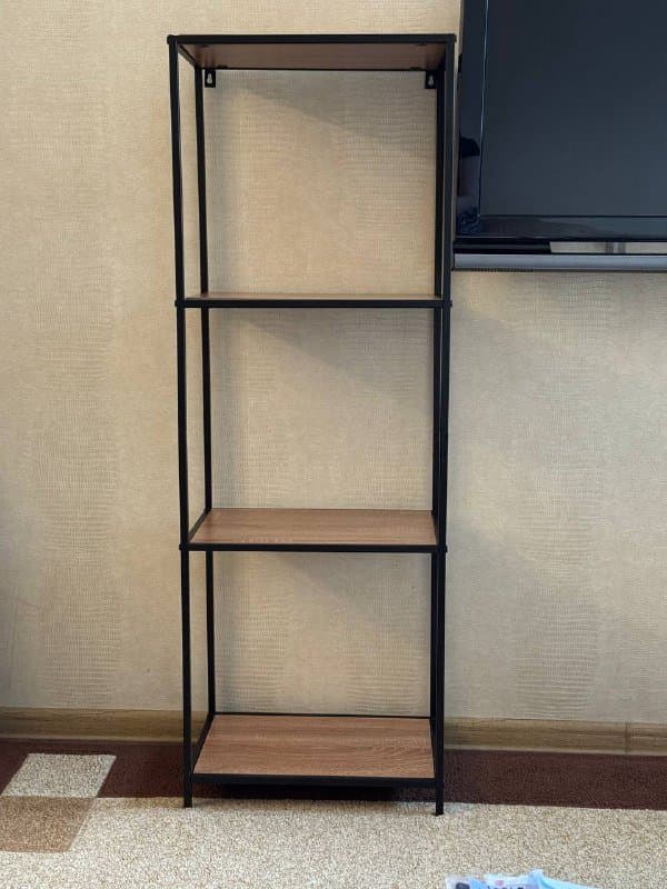 Стеллаж с металлическим каркасом и полками ДСП