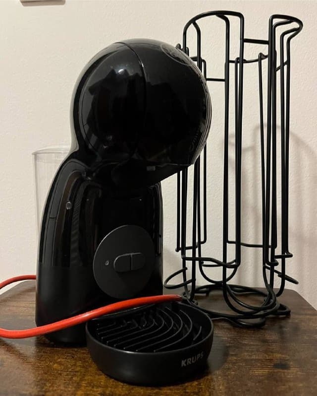 Кофемашина и подставка под капсулы