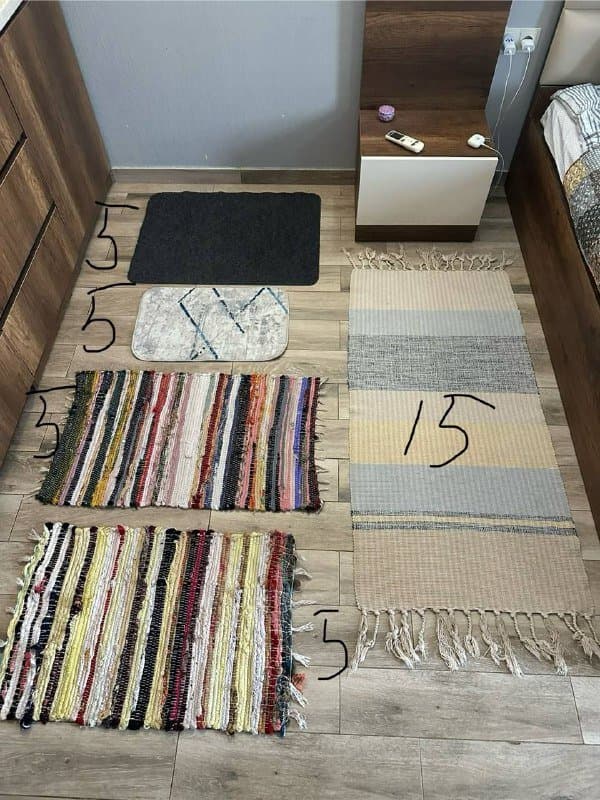 Коврики, корзина, ножницы, вешалки, жакеты, шапка, тарелки, весы