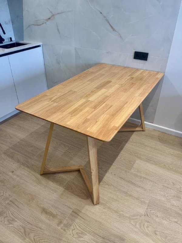 Новый деревянный обеденный стол