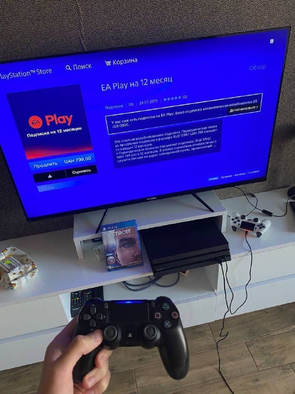 PlayStation 4 Pro с двумя джойстиками, игра Detroit, аккаунт с подпиской
