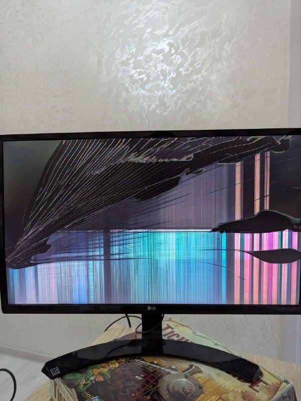 Разбитый монитор LG