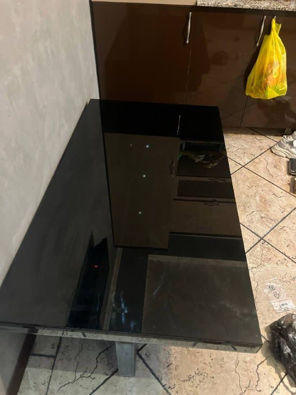 Стол с двумя ящиками с небольшими дефектами