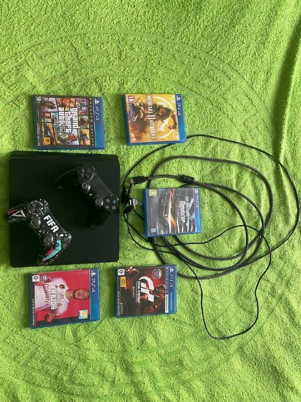 PlayStation 4 slim с проводами и играми 1