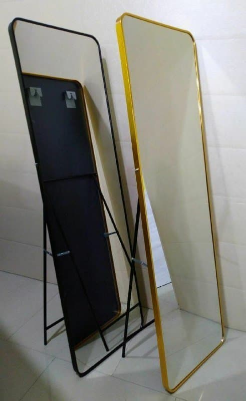 Большое зеркало с металлической рамкой