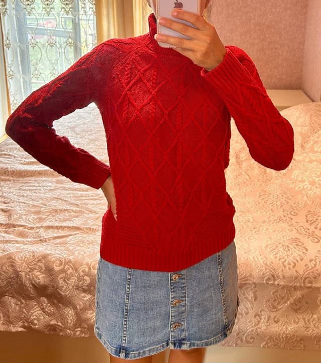 Теплый свитер под горло красного цвета