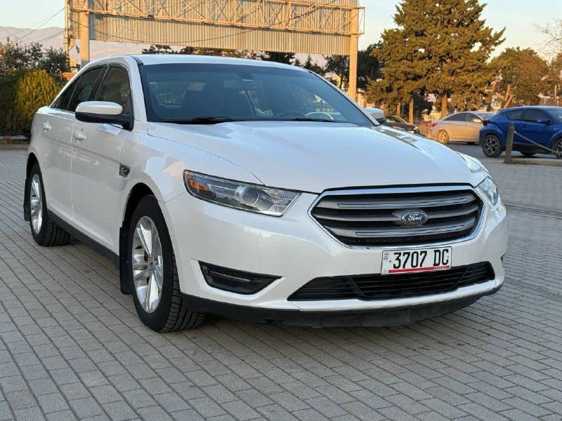 Ford белого цвета 2