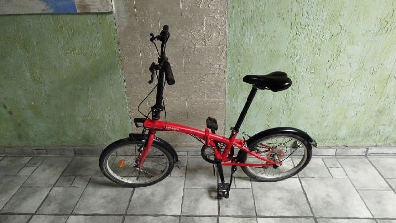 Красный складной велосипед
