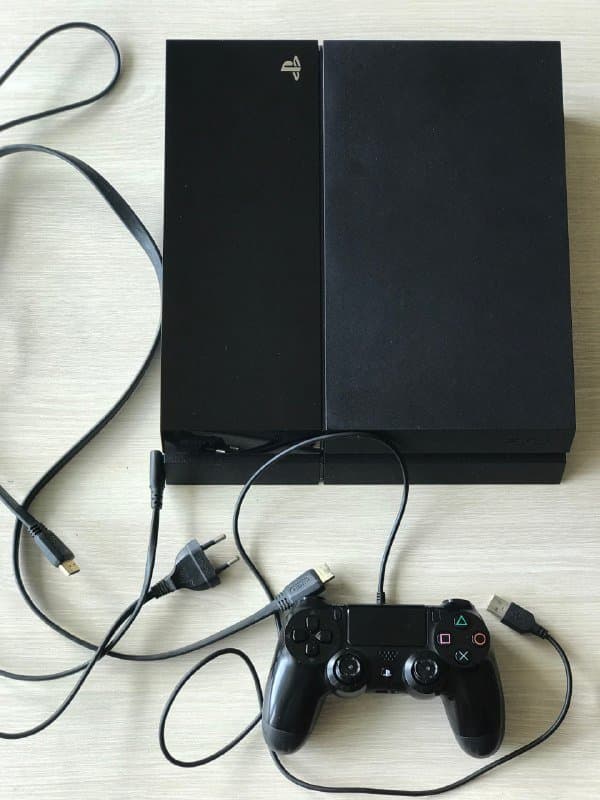 PlayStation 4 Fat 500 GB с аксессуарами и играми