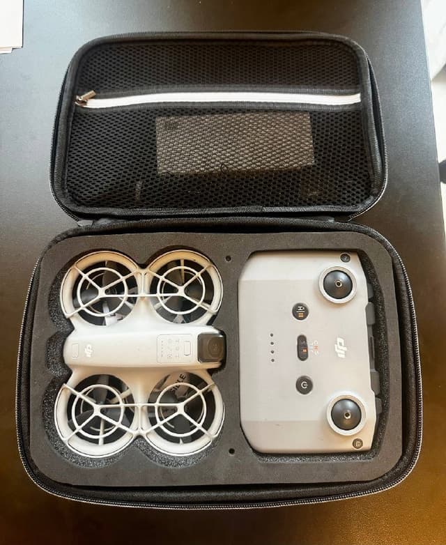 DJI Neo дрон с контроллером, аккумуляторами, сумкой и пропеллерами