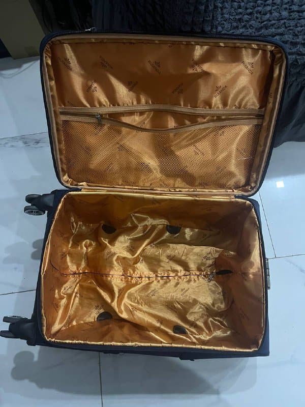 Чемодан размер М с одним поломанным колесом 2