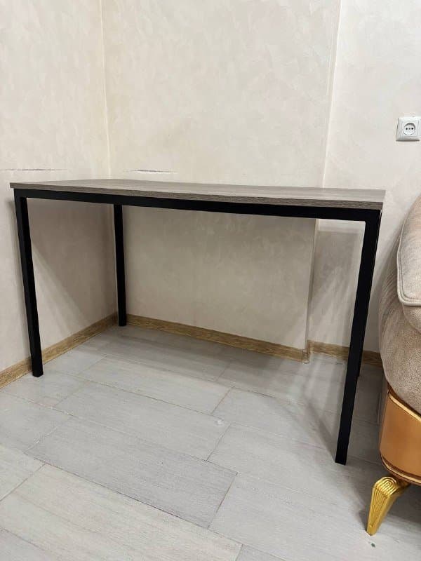 Стильный рабочий стол с металлическими ножками 3