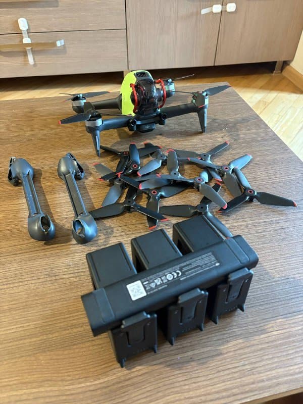 DJI FPV Drone с комплектом DJI goggles v2, контроллером, батареями и аксессуарами 2