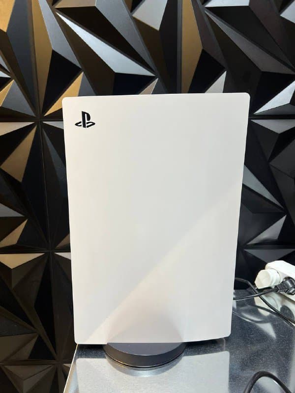 PlayStation 5 с геймпадом и проводами 4