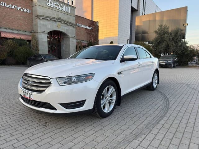 Ford белого цвета