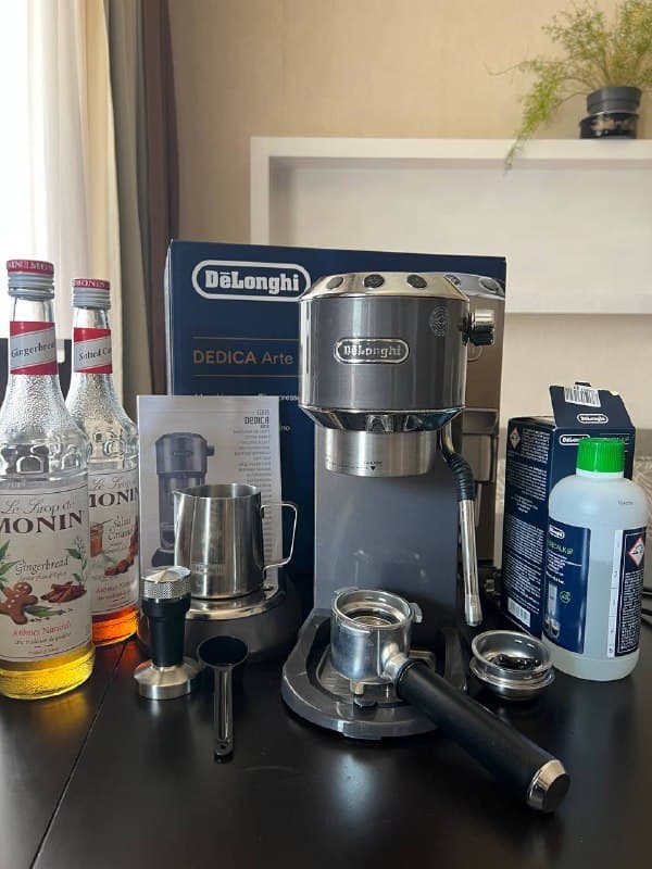 Кофемашина DeLonghi с сиропом и средством для чистки