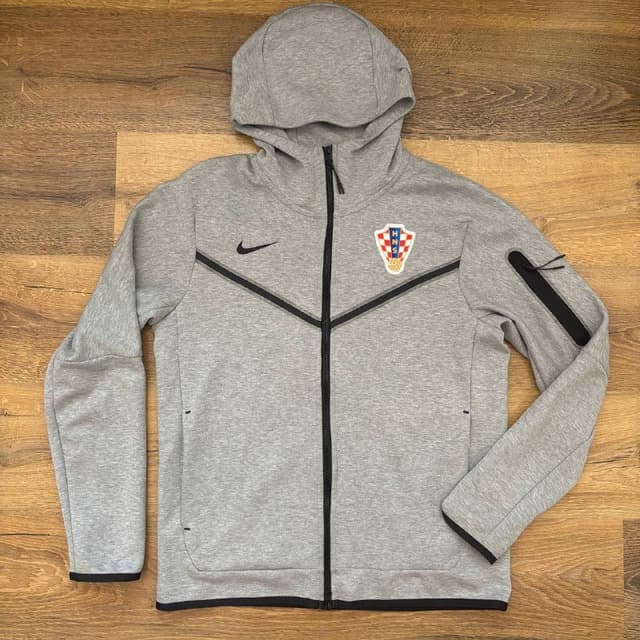 винтажное поло fred perry, лонгслив obey, кепка puma, ветровка oakley, штаны oakley, поло свитер burberry, nike tech fleece, анорак napapijri, свитшот c.p. company, сумка мессенджер sprayground