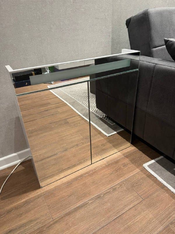 Зеркало в ванную с подсветкой, три полочки