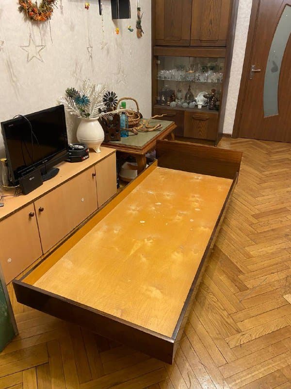 Деревянная кровать