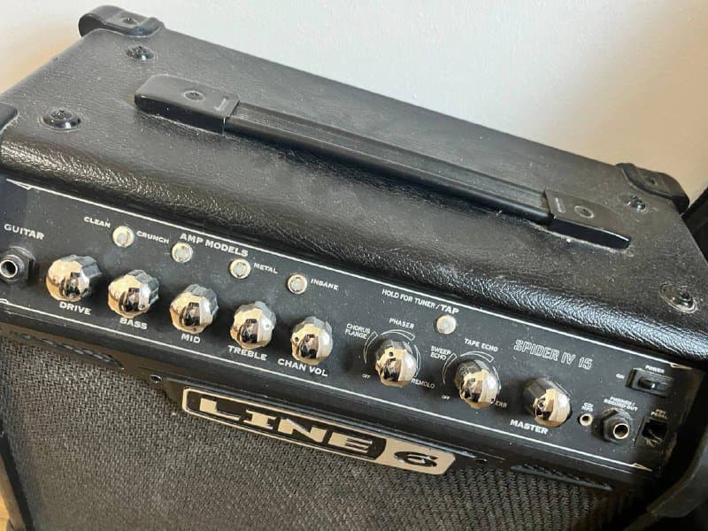 Line 6 Spider IV Amplifier, Бас гитара с чехлом 2