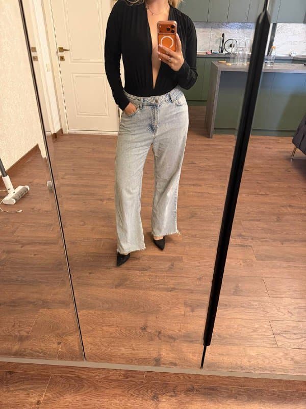 Джинсы, боди, красное платье