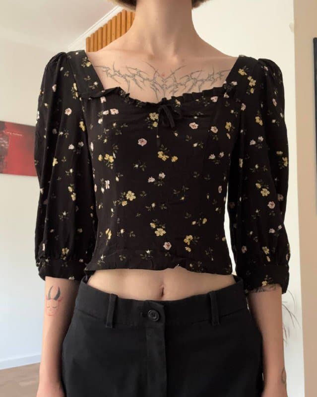 Топ белый, Штаны бежевые, Джинсовый комбинезон, Худи, Рубашка, Блуза, Розовый топ, Укороченная рубашка, Серый кардиган, Серый пиджак 6