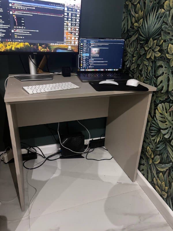 Компьютерный стол и офисное кресло 3