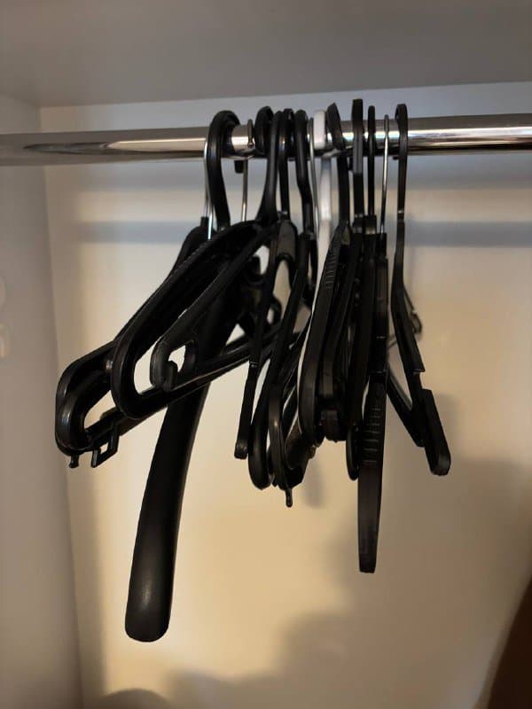 15 пластиковых вешалок