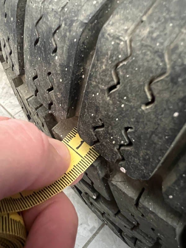 Зимняя нешипованная резина Nokian Hakkapeliitta 275 65R17 4