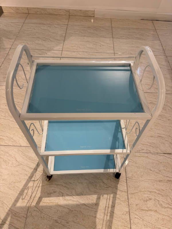 Медицинская косметологическая тележка из металла и стекла 6