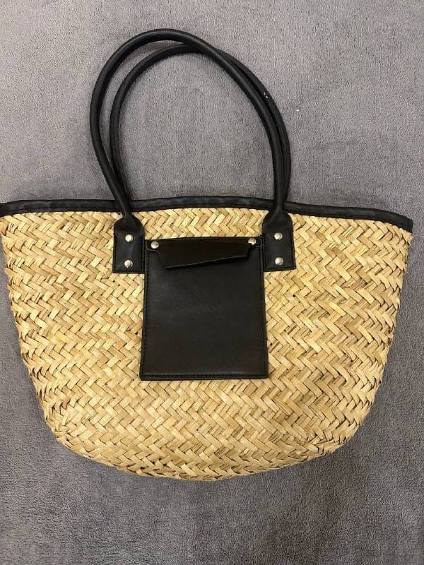 Плетеная сумка с черными ручками и карманом