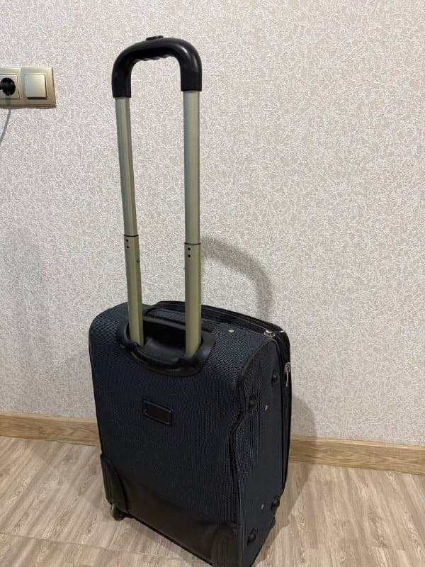 Тканевый чемодан на колёсах 3