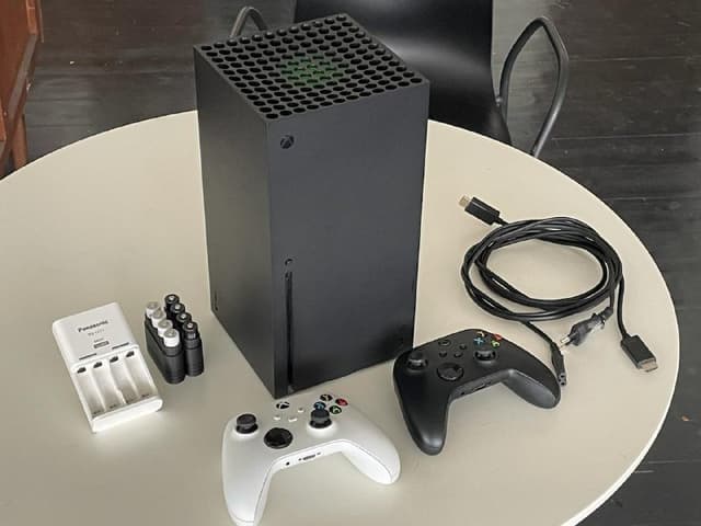 Xbox Series X консоль, два геймпада, аккумуляторы с зарядкой