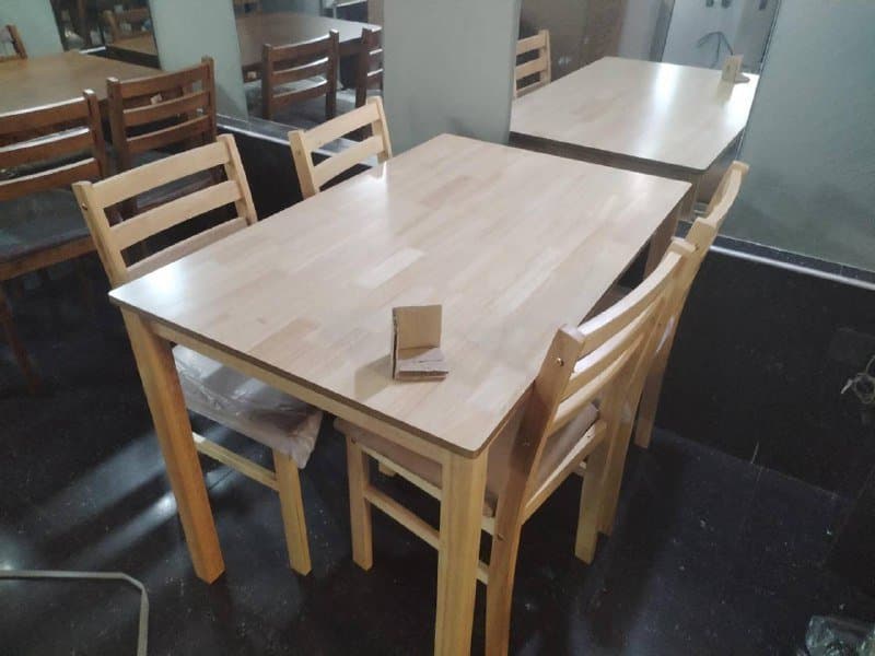 Обеденный стол с четырьмя стульями 2