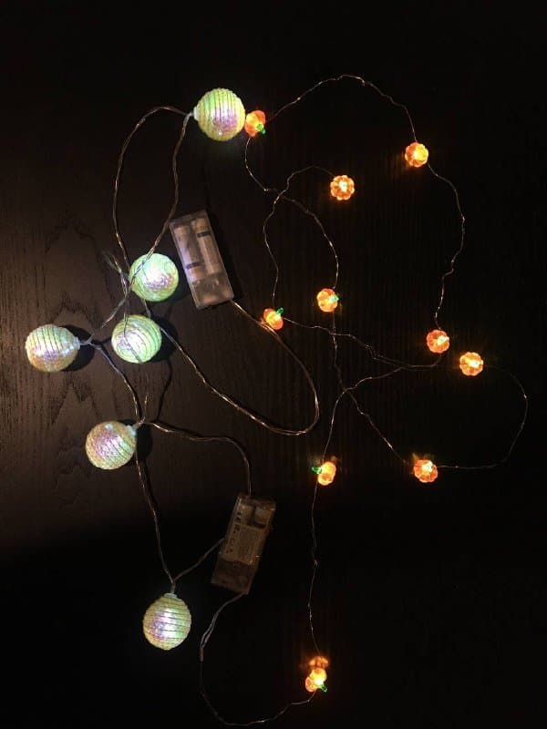 Искусственная елка с игрушками и длинной гирляндой 6